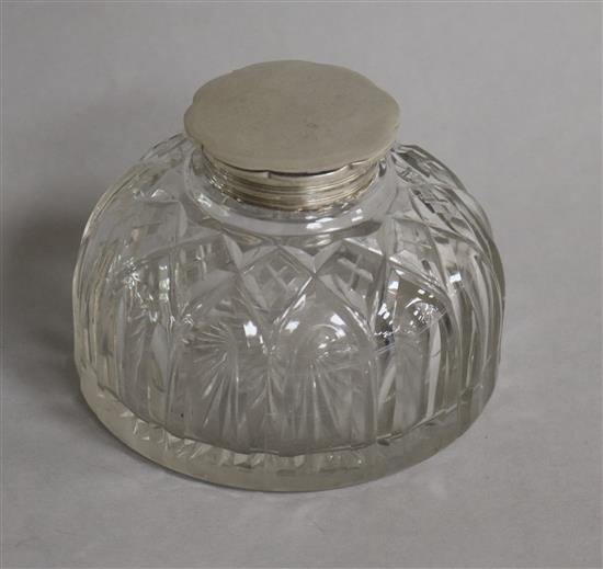 A late Victorian silver mounted domed glass inkwell, London, 1880, height 72mm.